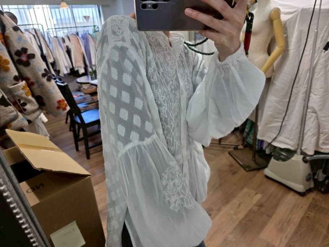日本品牌 復古刺繡蓬鬆提花襯衫 2色