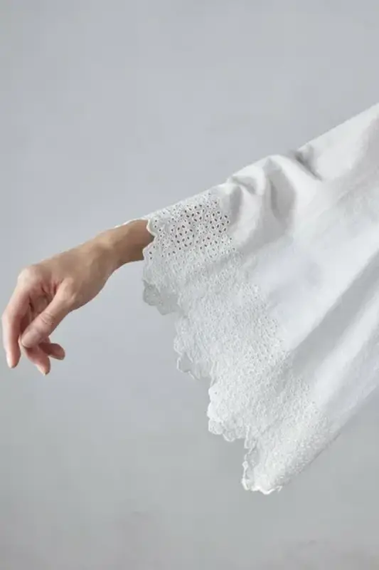 日本品牌 扇貝邊鏤空刺繡蓬蓬襯衫