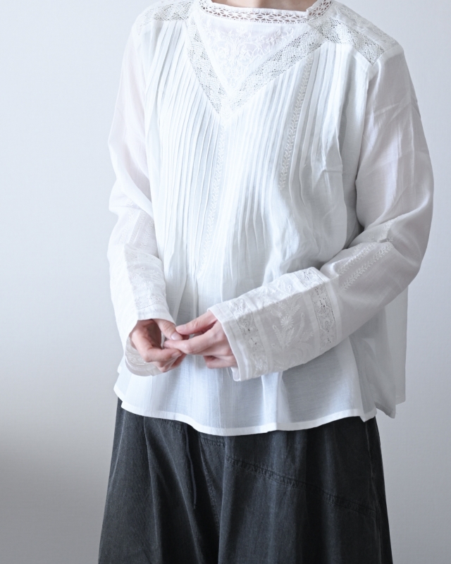 日本品牌 復古刺繡蕾絲褶襉襯衫