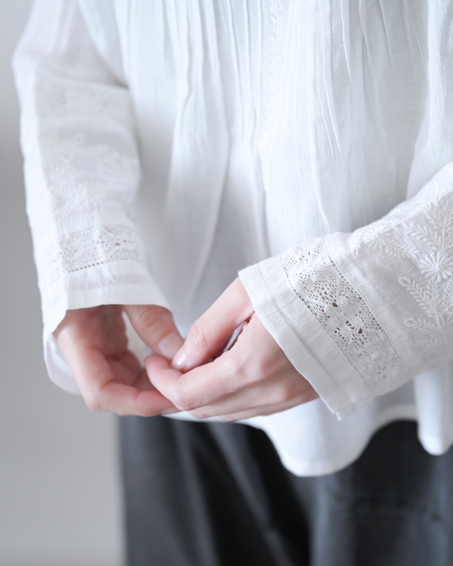 日本品牌 復古刺繡蕾絲褶襉襯衫