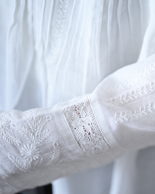 日本品牌 復古刺繡蕾絲褶襉襯衫