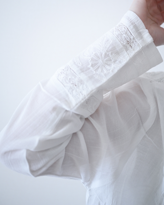 日本品牌 復古刺繡蕾絲褶襉襯衫