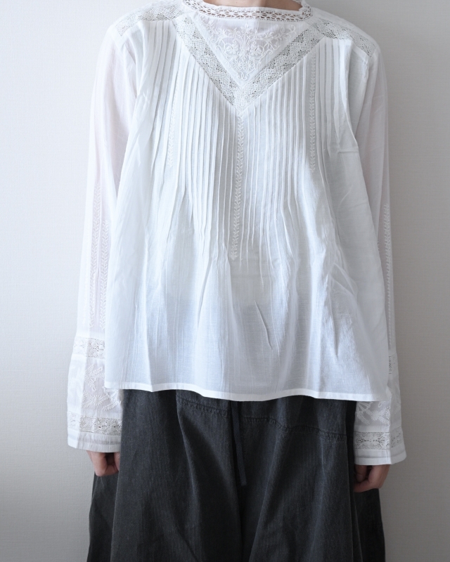 日本品牌 復古刺繡蕾絲褶襉襯衫