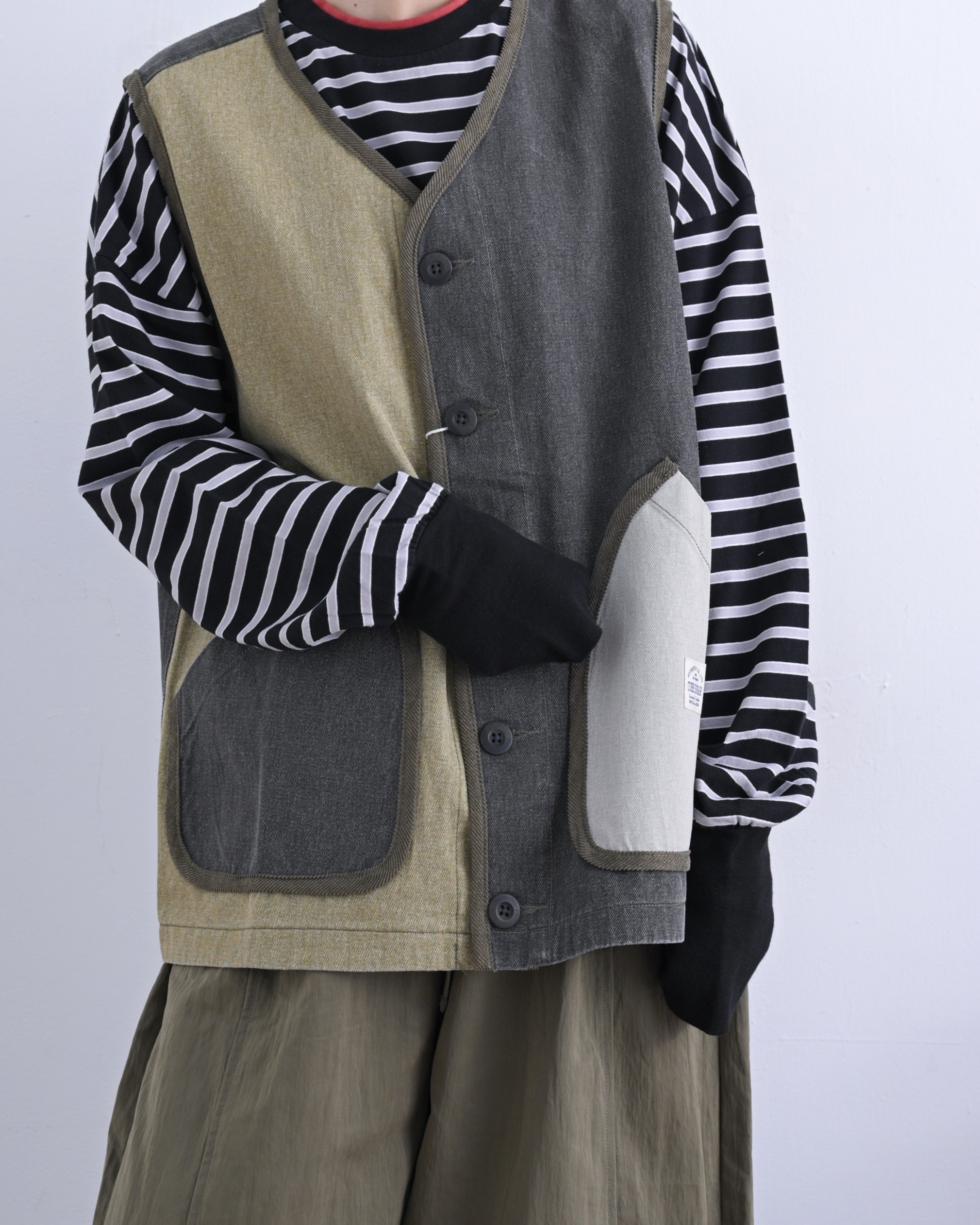 日本品牌 不規則紗斜紋V領背心