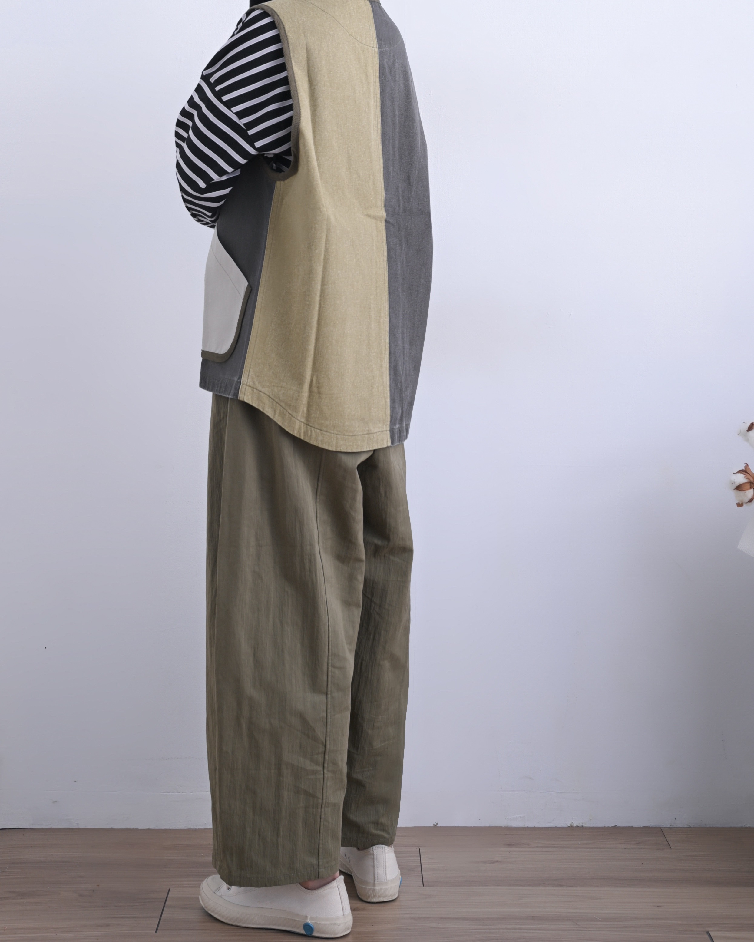 日本品牌 不規則紗斜紋V領背心