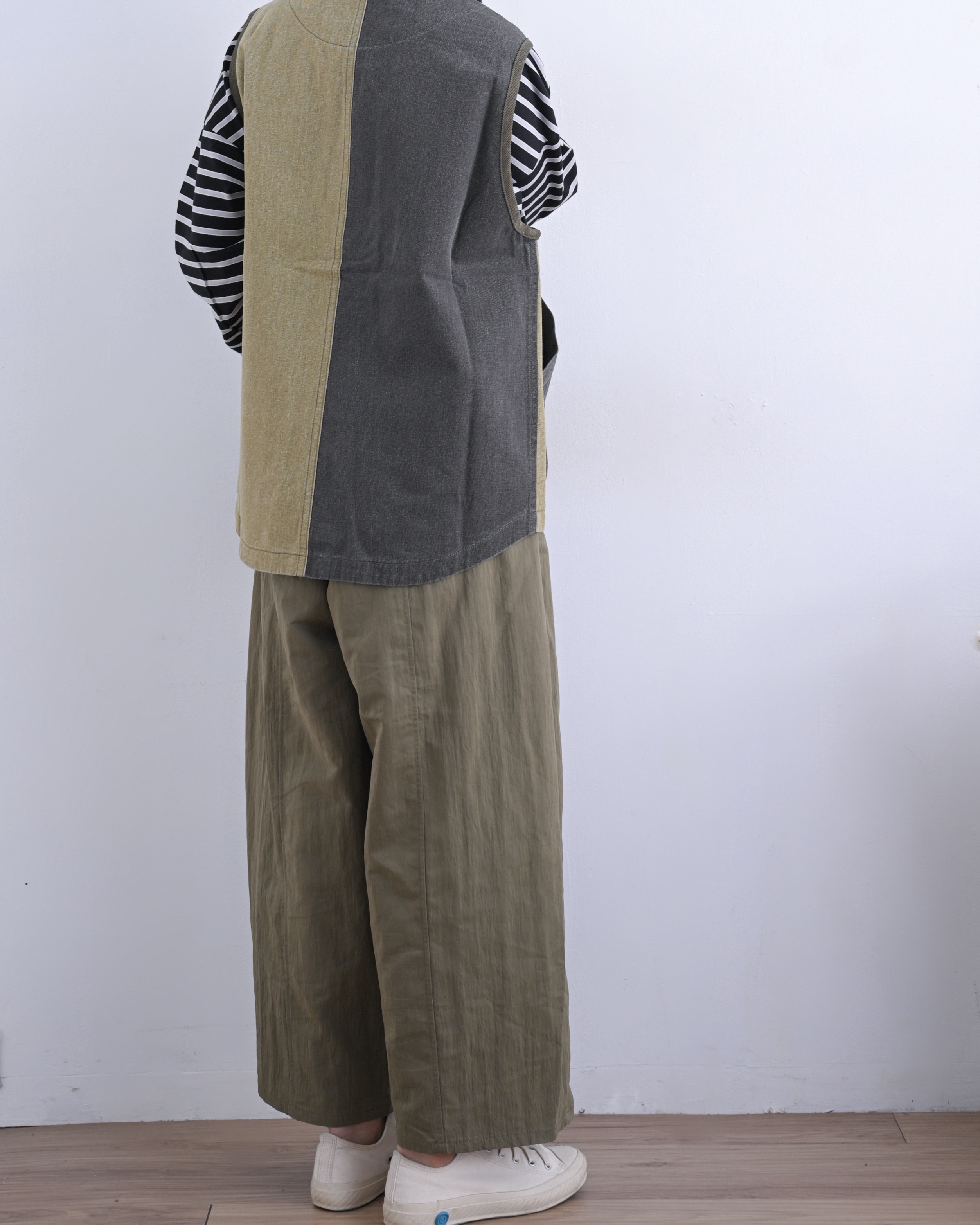 日本品牌 不規則紗斜紋V領背心