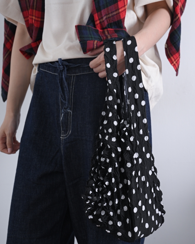 日本品牌 波浪皺皺的點點彈性手提包