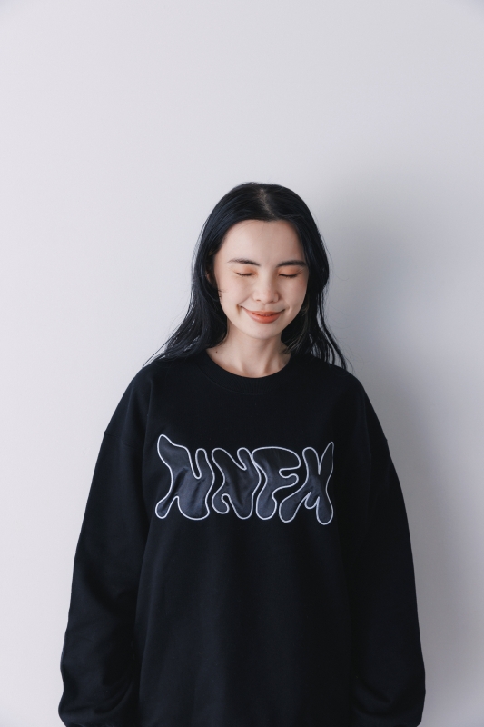 日本伊努伊努 NNFM立體緞面徽章大學T 大人款 3色