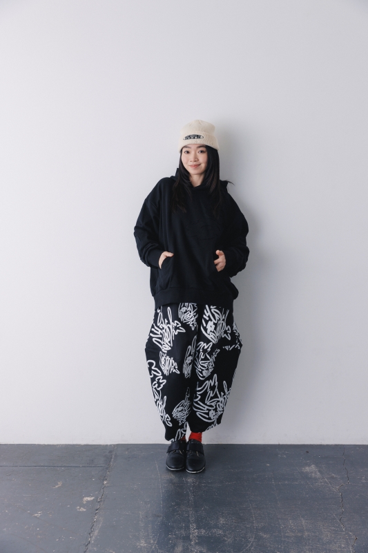 日本伊努伊努 低調的花朵貼布連帽上衣 大人款 3色