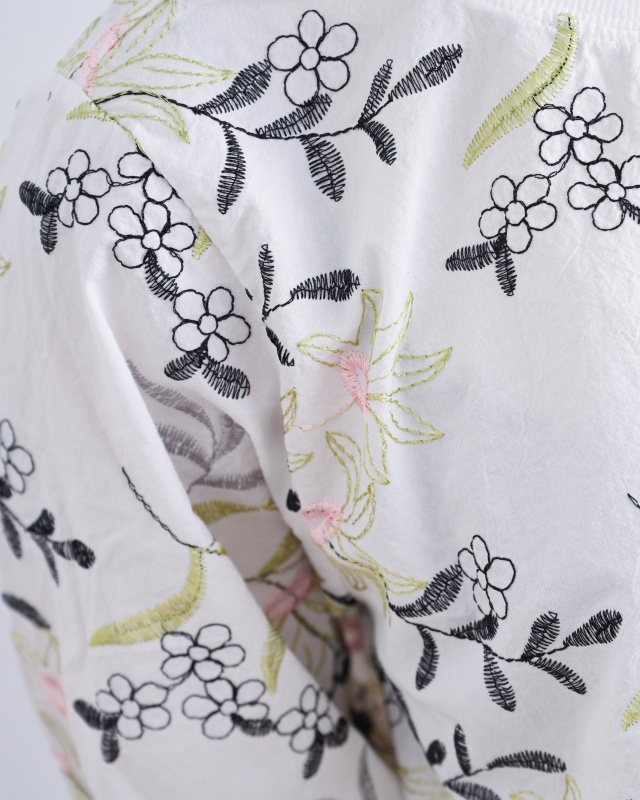 韓 刺繡花上衣 2色 size
