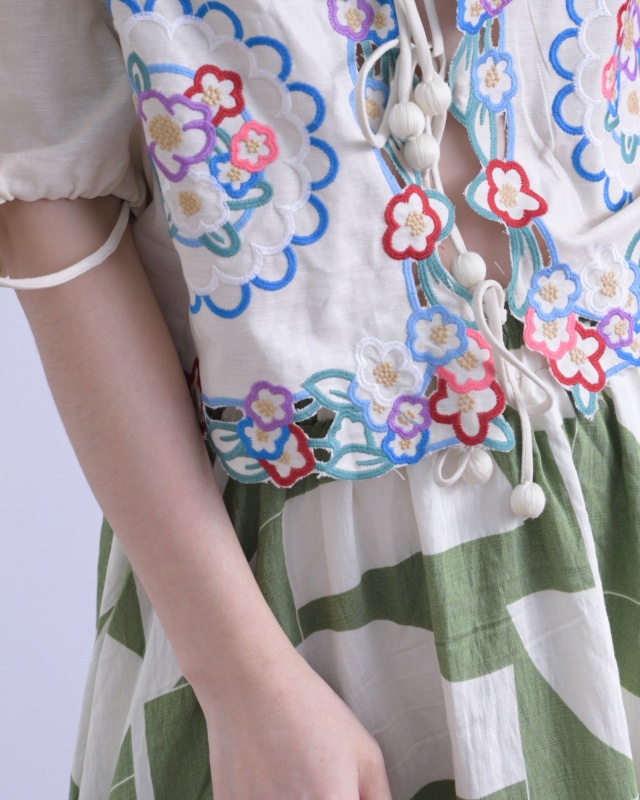 韓 綁帶刺繡花罩衫 size