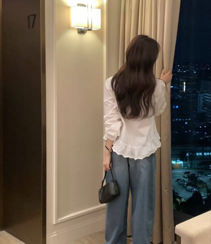 韓 衣襬波浪織花上衣 2色