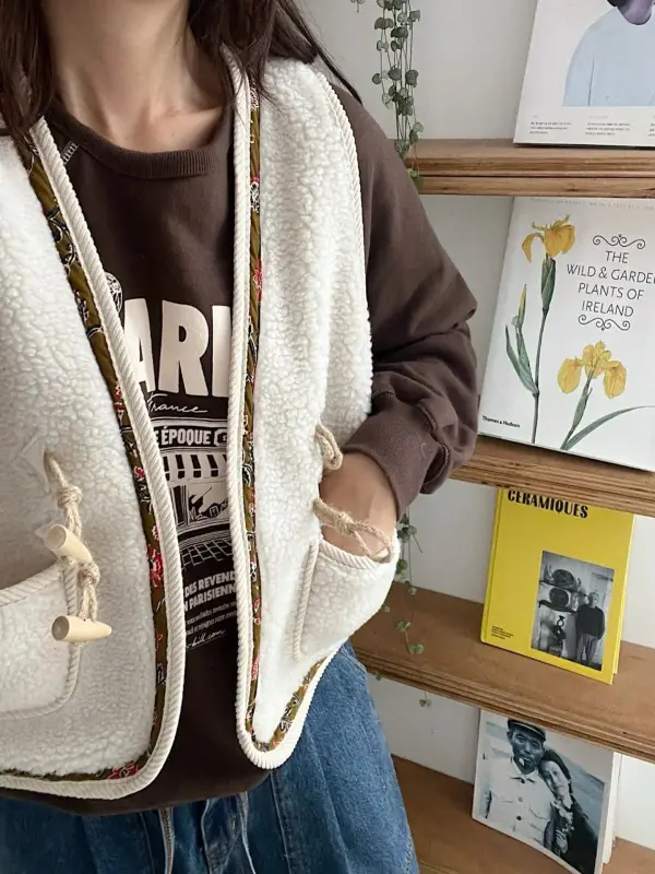 韓 牛角扣小短毛背心