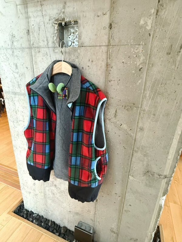 韓 格文小立領背心