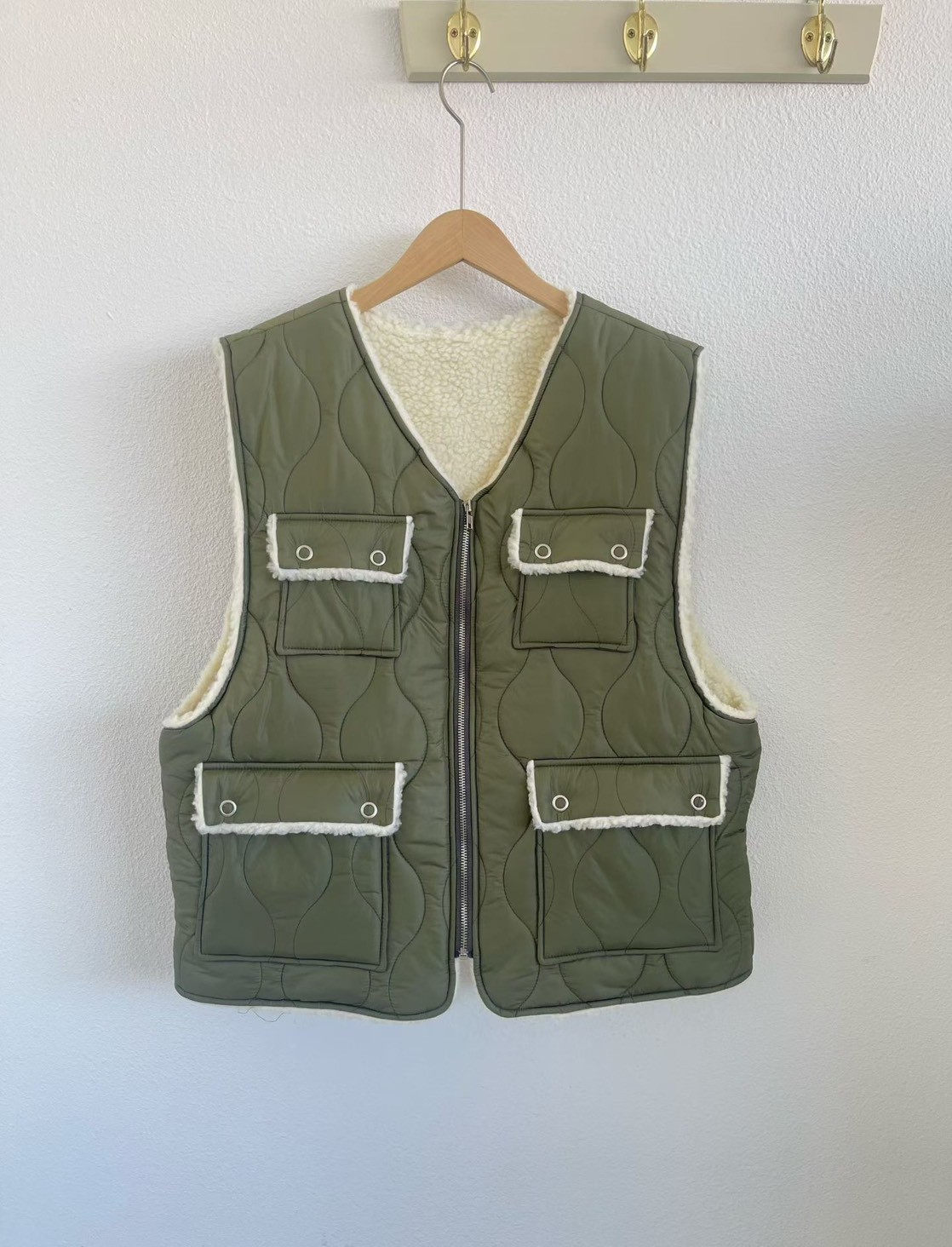 韓 壓紋V領毛毛背心