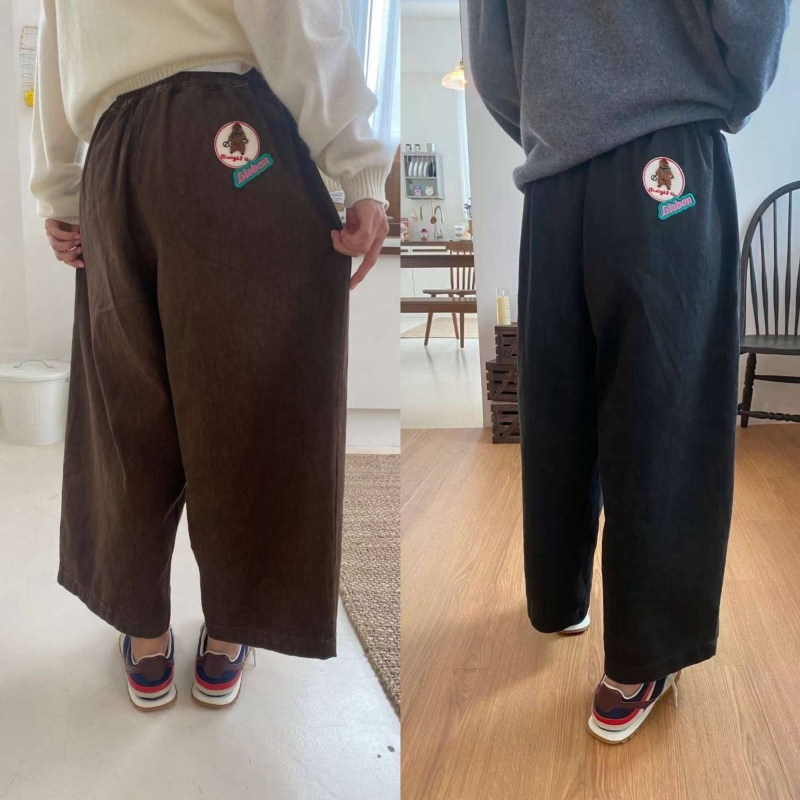 韓 後熊標休閒小寬褲 2色