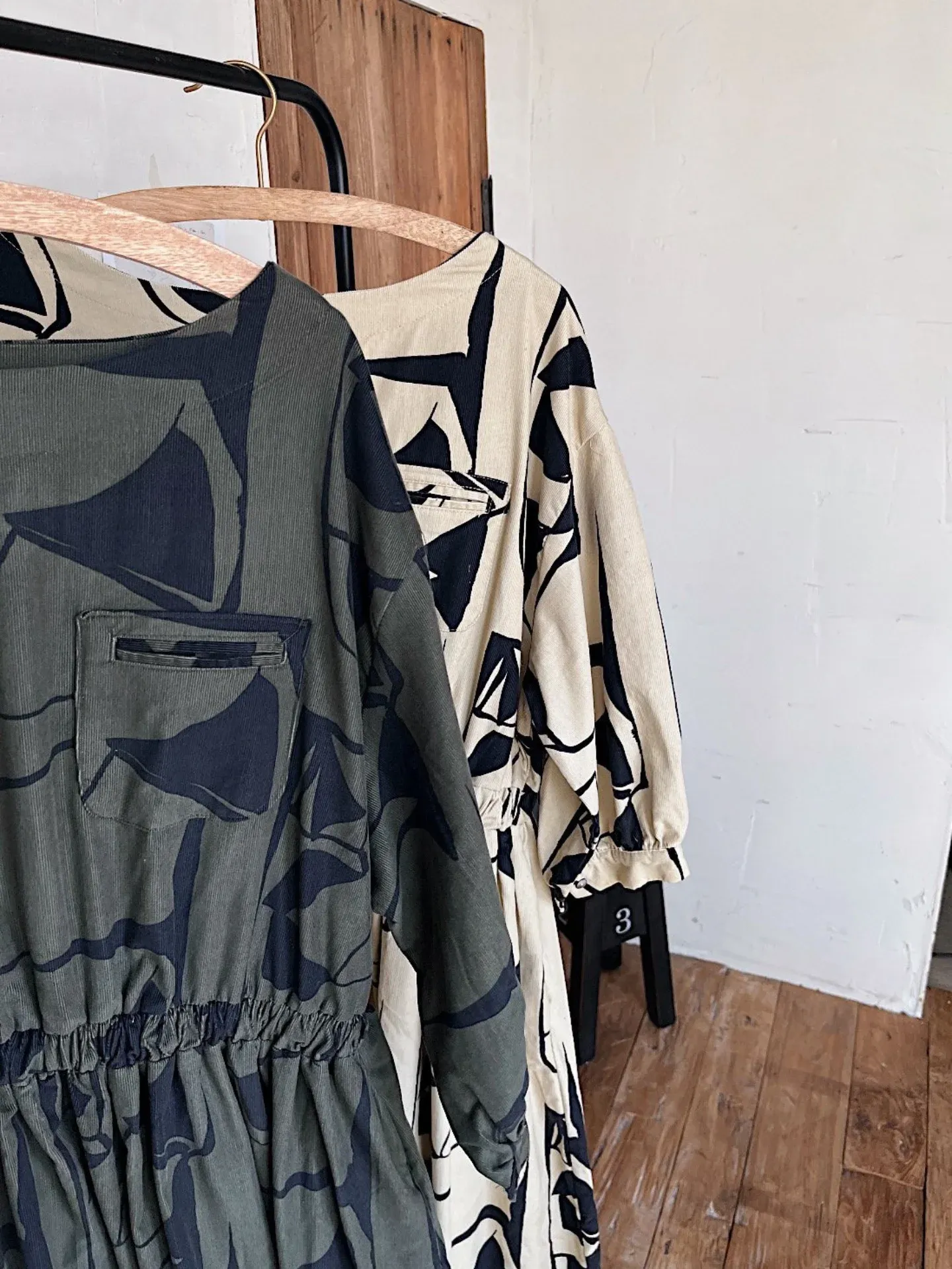 韓 不規則線條色塊長洋 2色