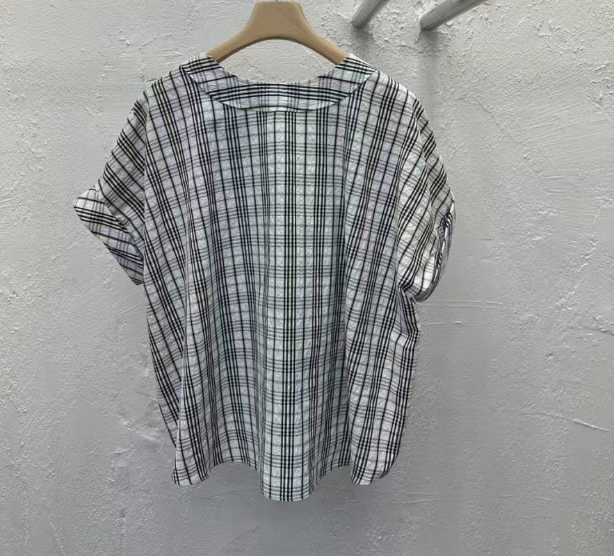 韓 下擺扭扭格文V上衣 size