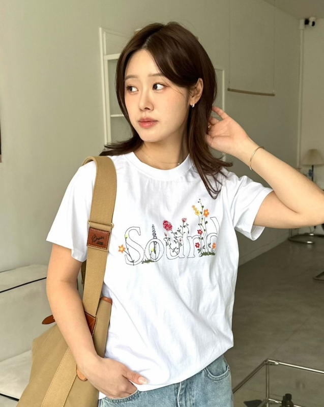 韓 英文字花上衣 2色