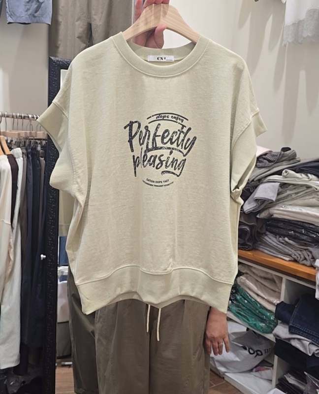 韓 落肩英文字上衣 2色 size