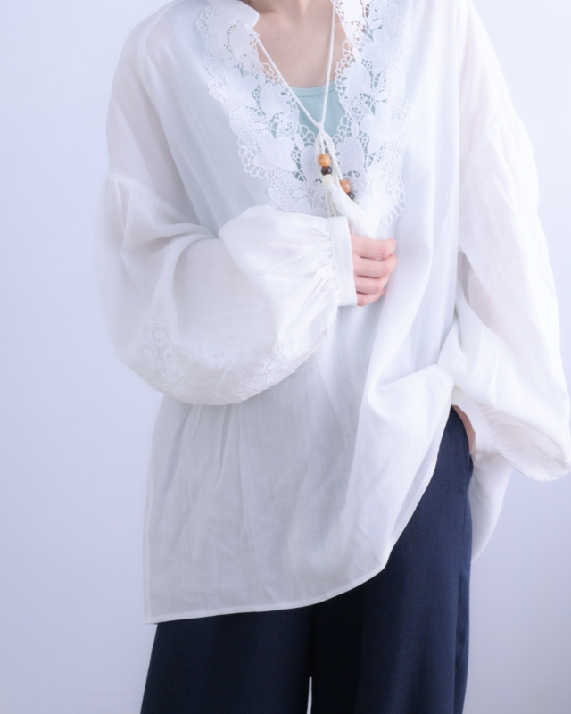 韓 V領織花上衣  size