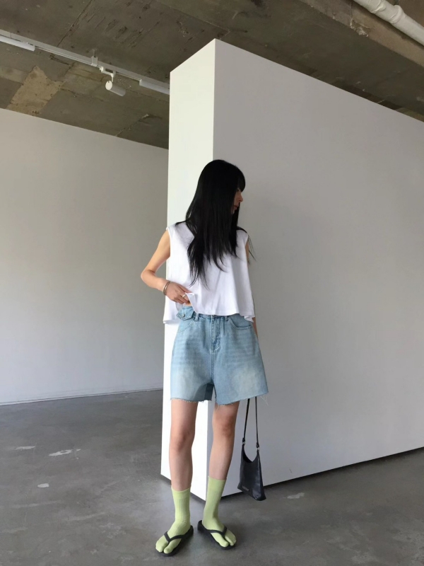 韓 不收邊牛仔短褲