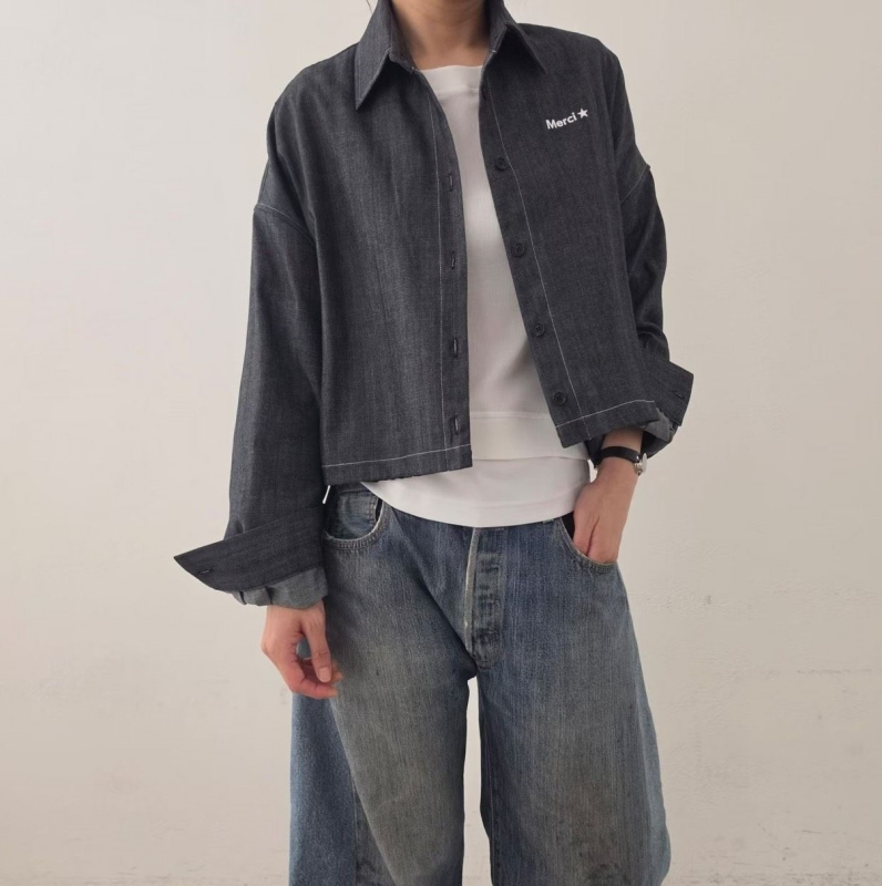 韓 背英文字短版外套 2色 size